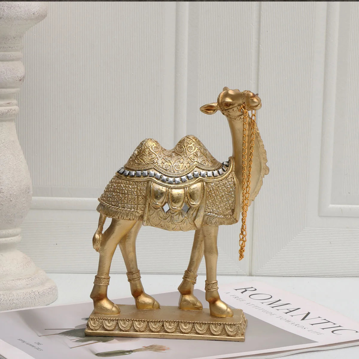 Classic Light Luxury Camel Statue – Elegant Indoor Decor for Holidays