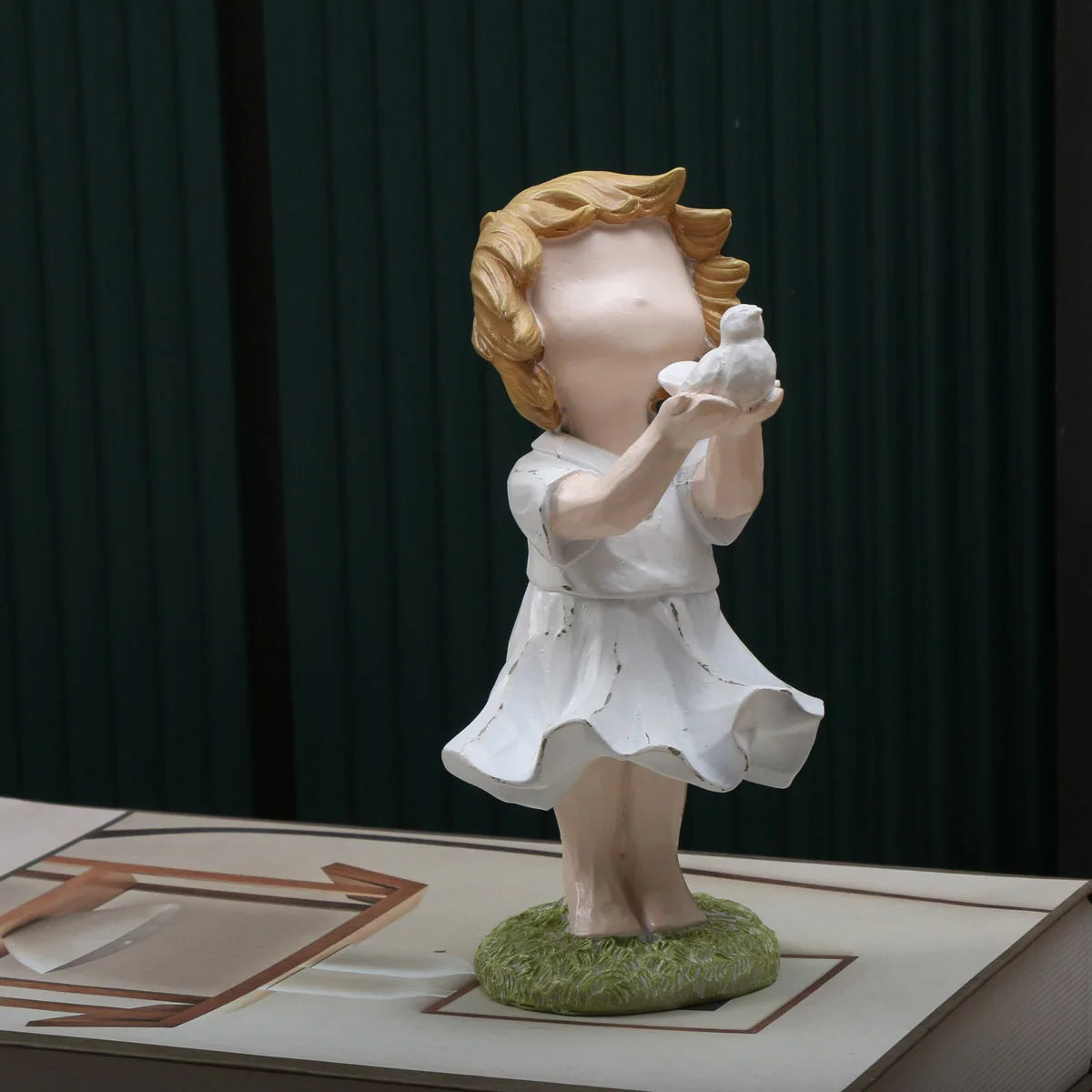 Banksy-Inspired Heart Balloon Girl Sculpture – Modern Home Decor
